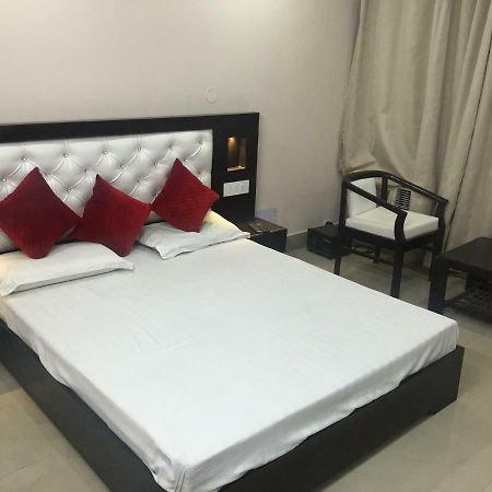 Metro Lodge Hyderabad Bagian luar foto