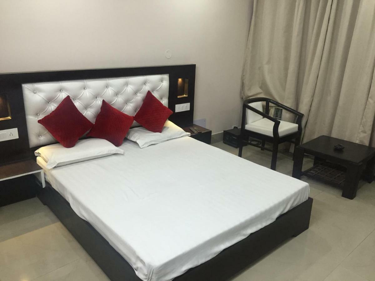Metro Lodge Hyderabad Bagian luar foto